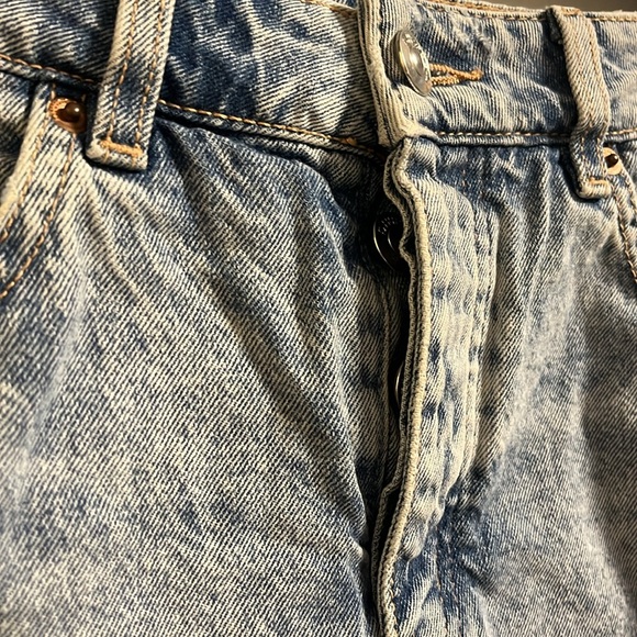 Size 6 denim shorts - Picture 2 of 3